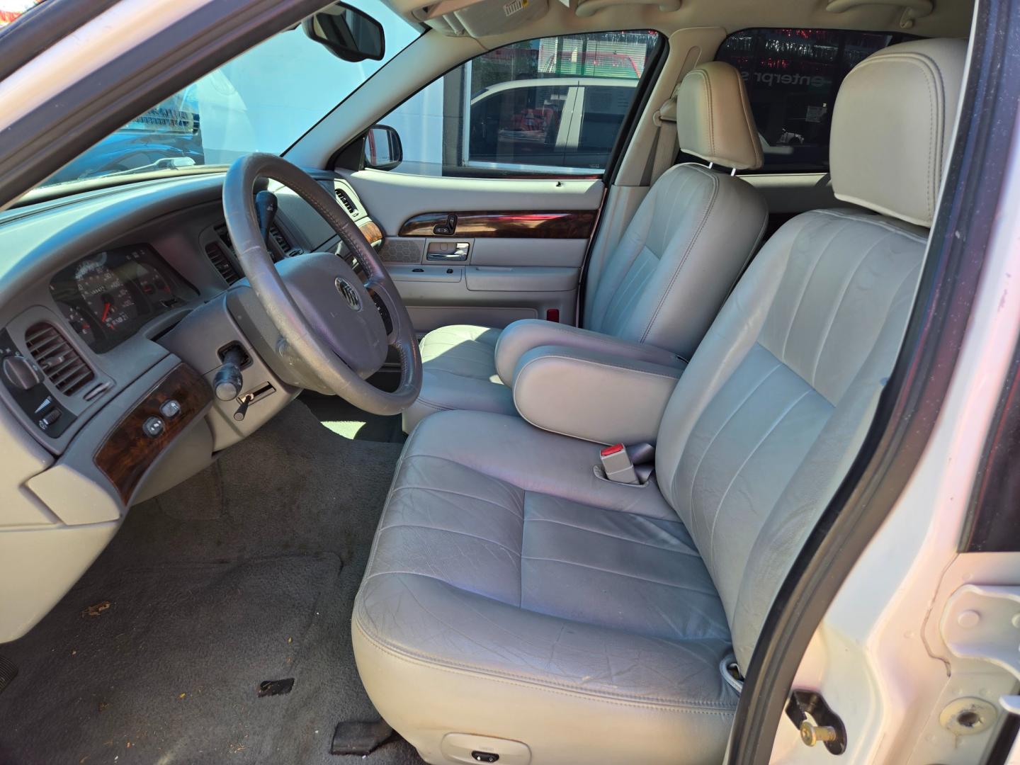 2005 WHITE Mercury Grand Marquis LS Premium (2MEFM75W25X) with an 4.6L V8 OHC 16V engine, 4-Speed Automatic Overdrive transmission, located at 503 West Court, Seguin, TX, 78155, (830) 379-3373, 29.568621, -97.969803 - Photo#4